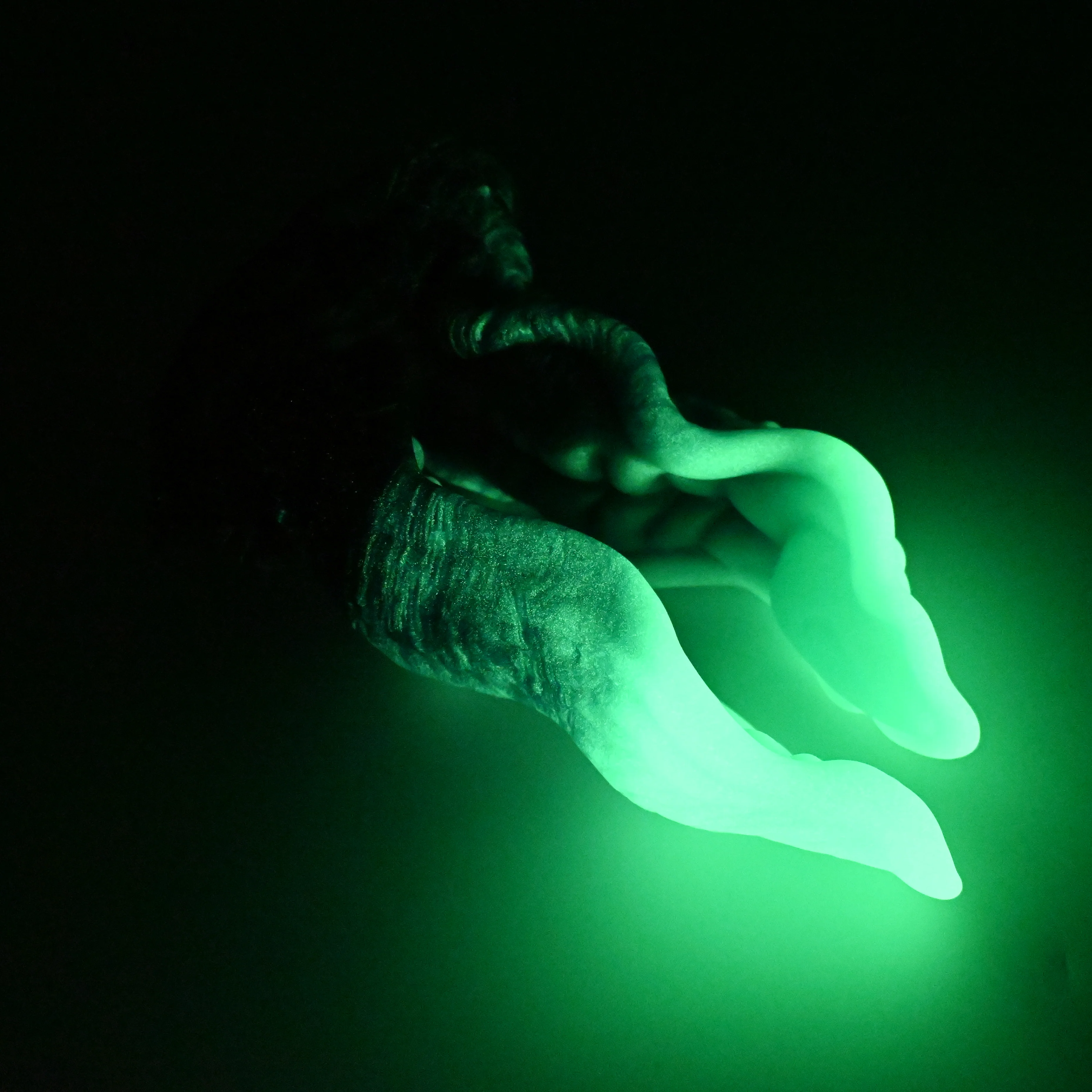 A4XJK98 Alara Large 0020 UV GITD - Image 4