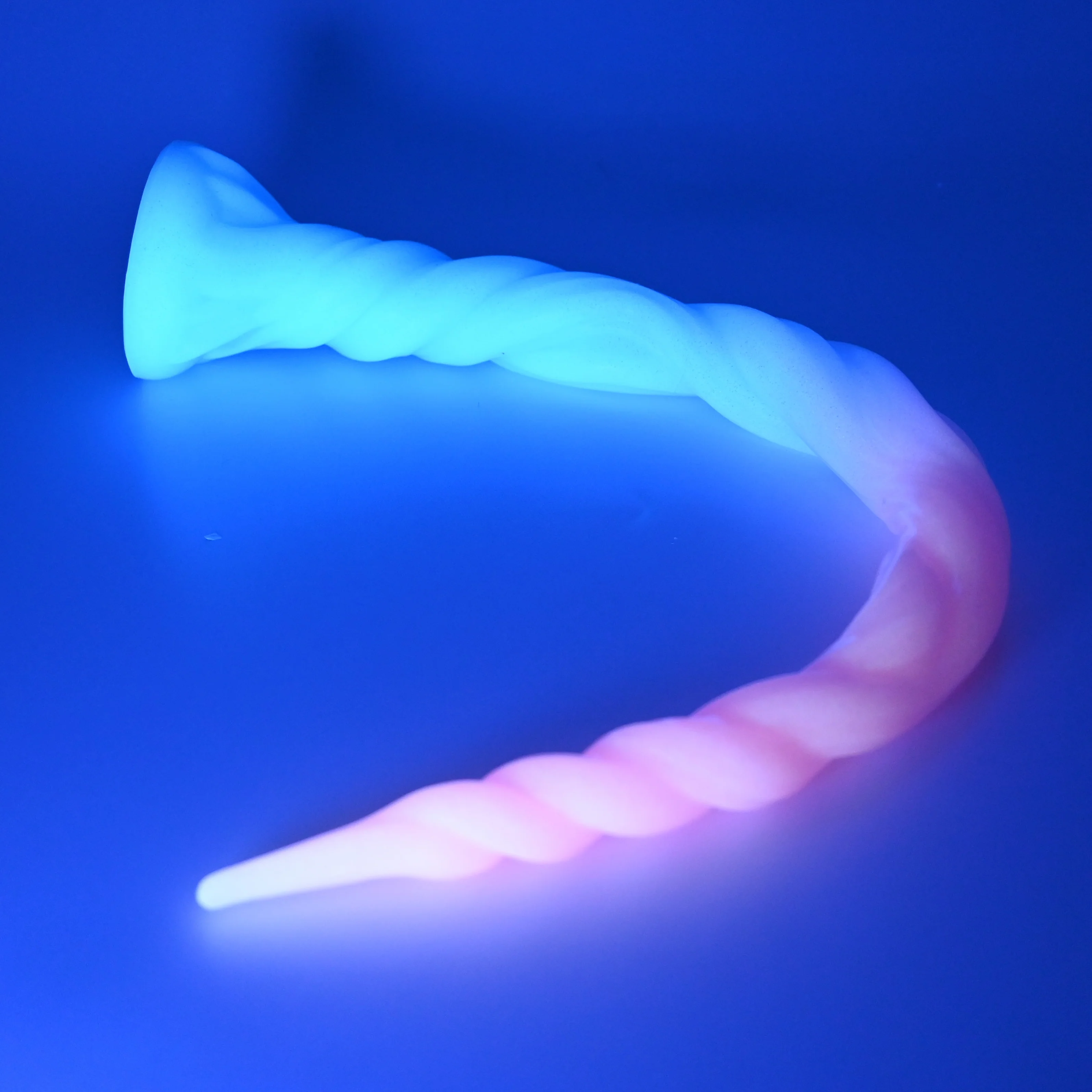 S3MGJ27 Sera's Horn Medium 0050 UV GITD - Image 3