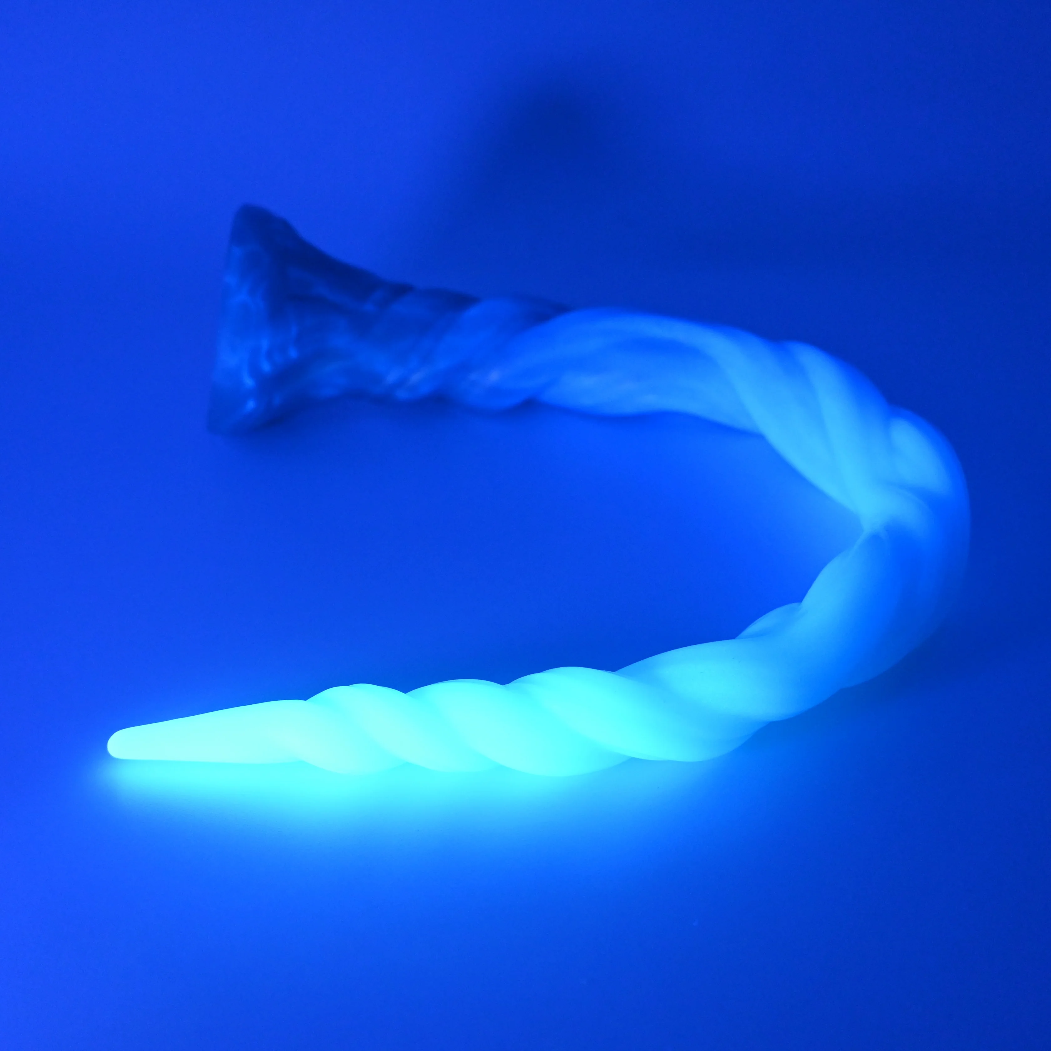 S3MGN51 Sera's Horn Medium 0050 UV GITD - Image 3