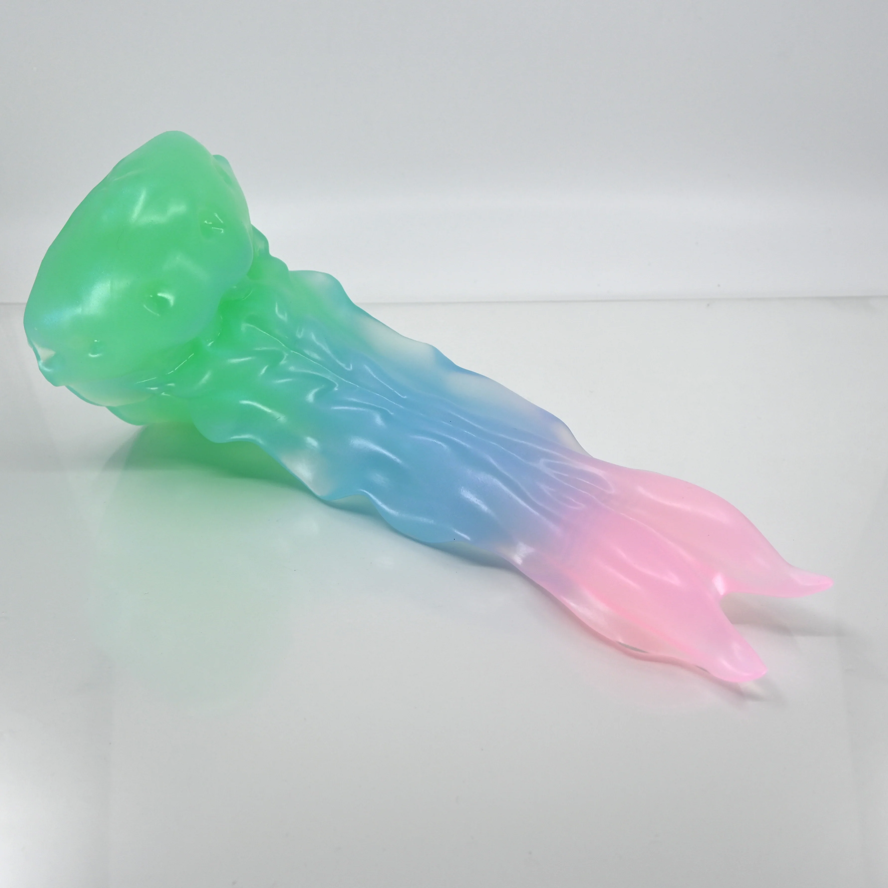 V4NBW89 Snark's Maw Large NC 0045 UV
