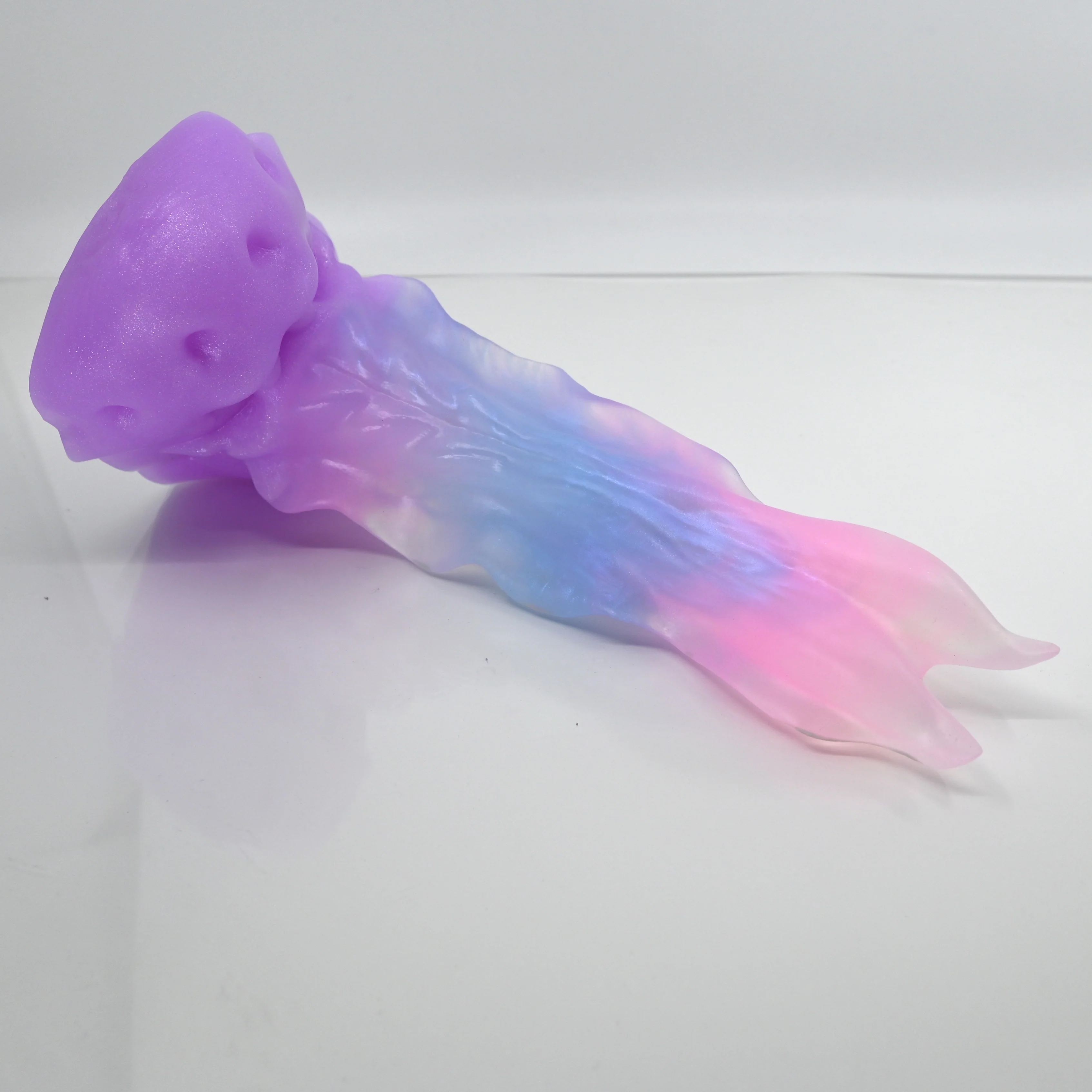 V3TCK07 Snark's Maw Medium NC 0031 UV GITD