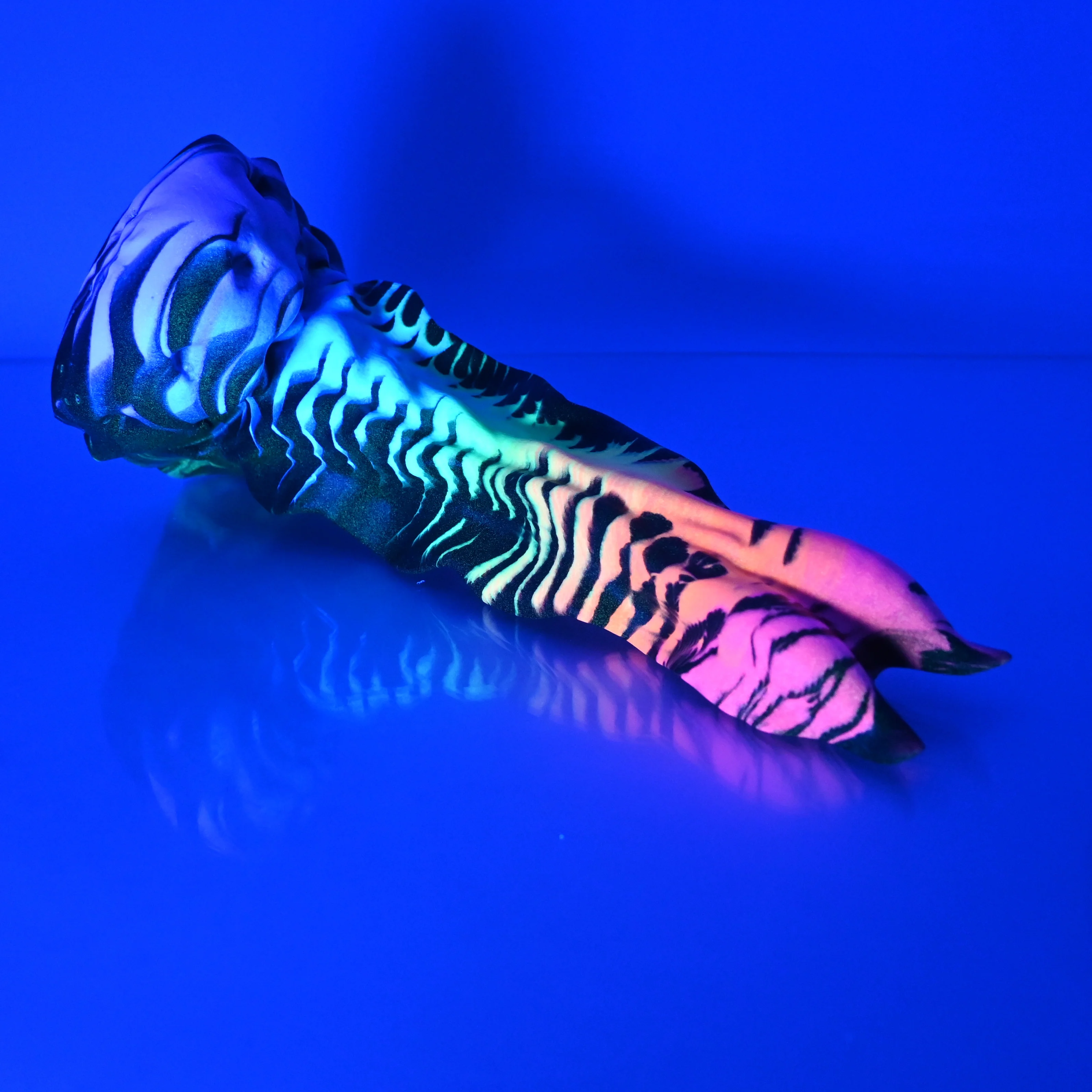 V3SCH49 Snark's Maw Medium 0030 UV GITD - Image 3