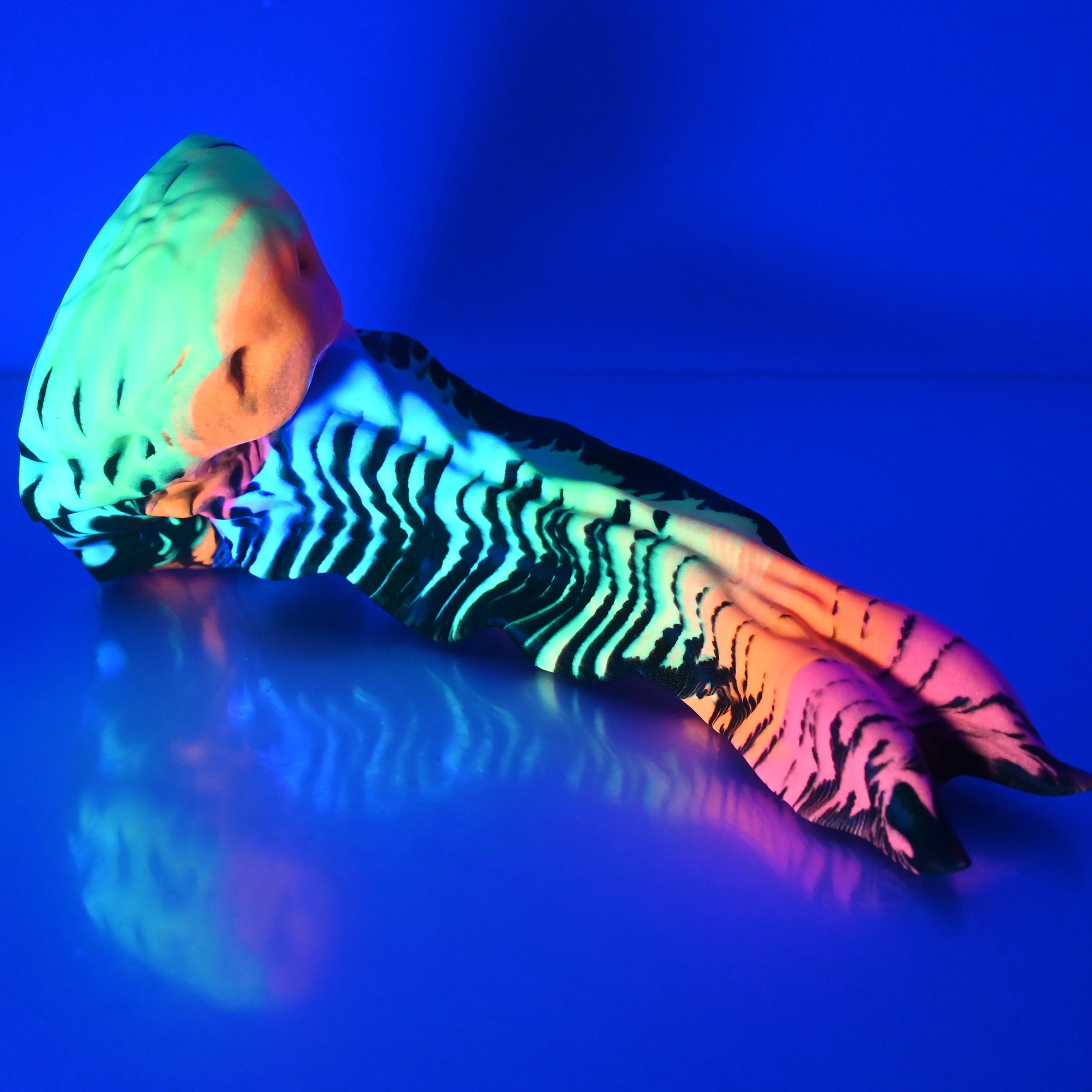 V3SCV75 Snark's Maw Medium 0030 UV GITD - Image 2