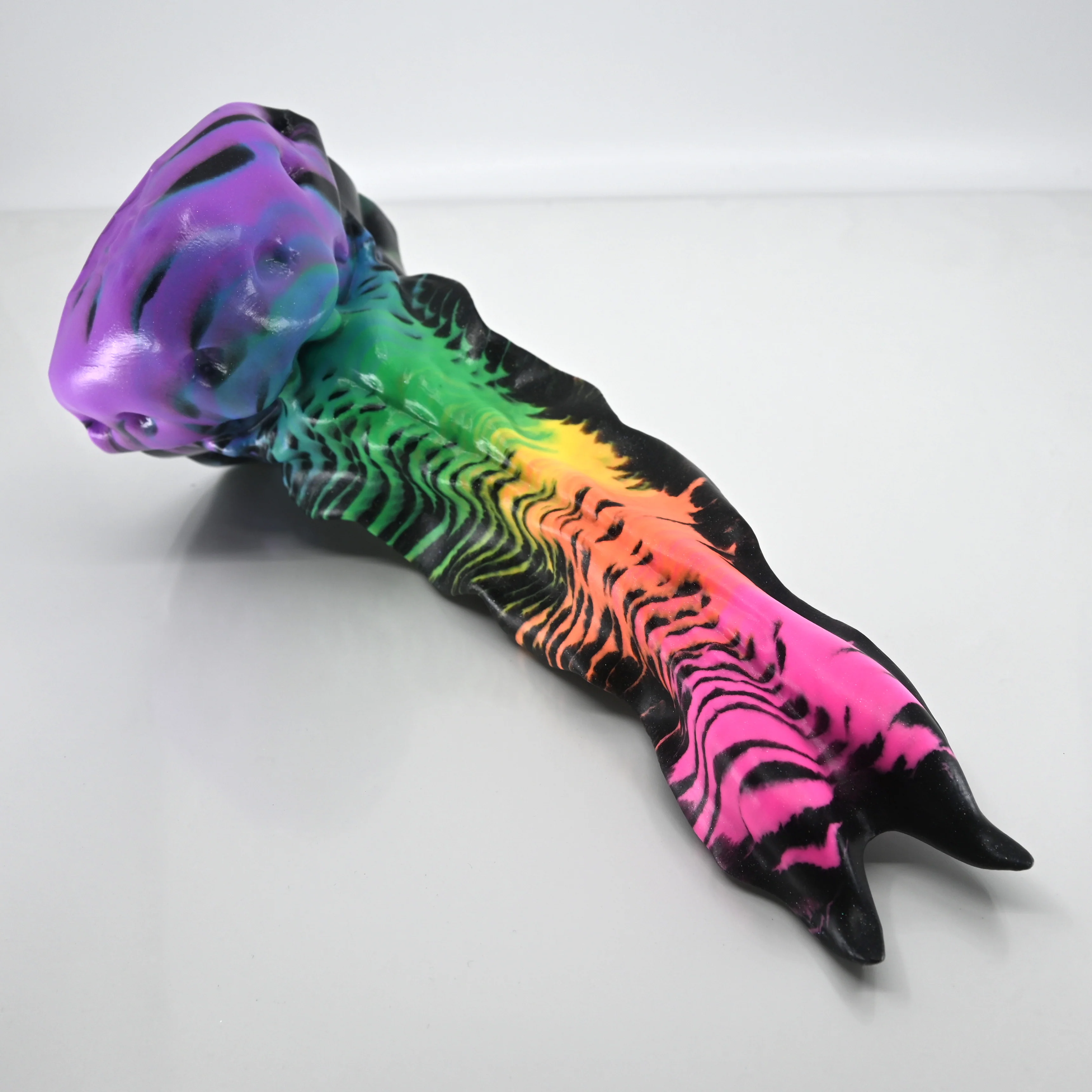 V3SBR63 Snark's Maw Medium 0030 UV GITD