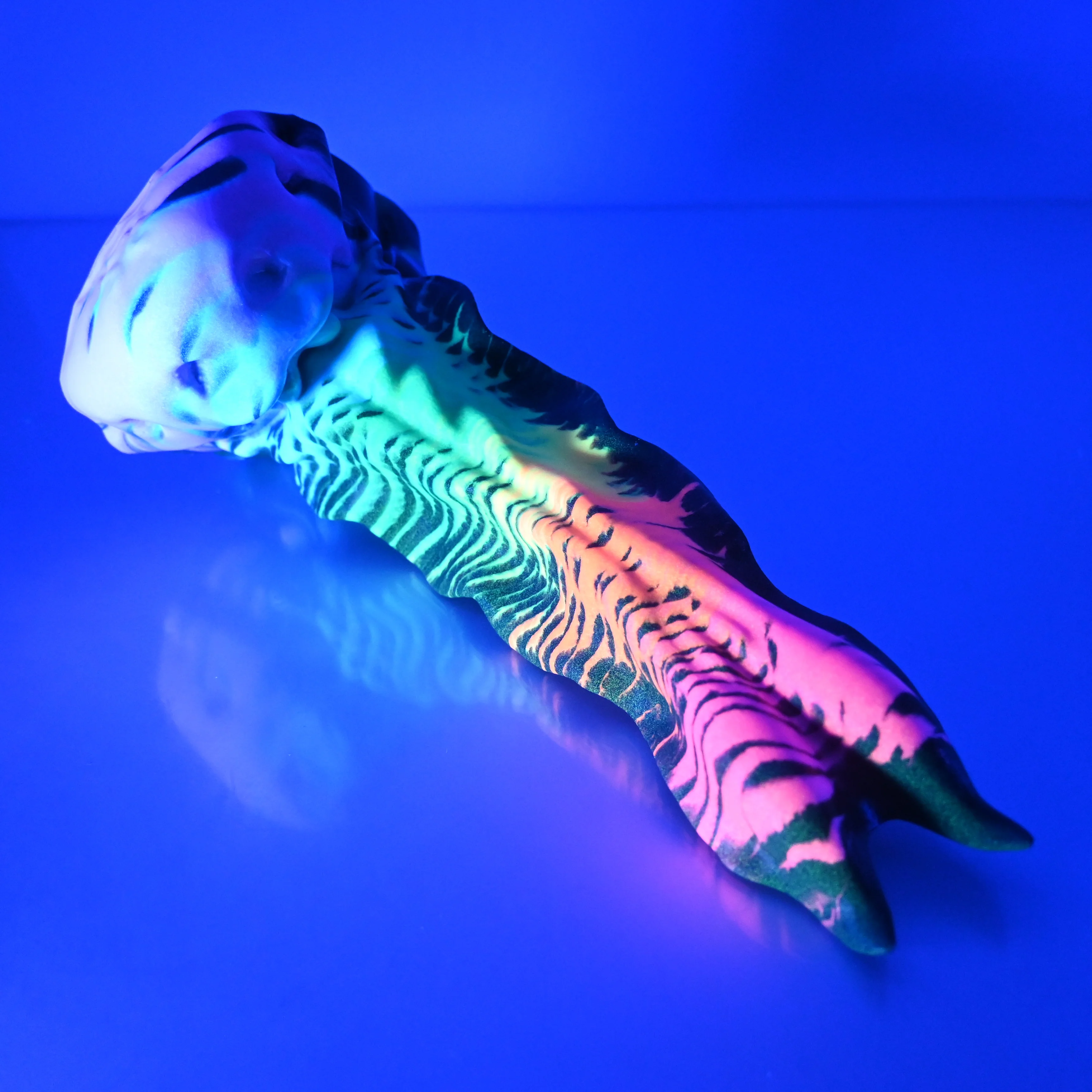V3SBR63 Snark's Maw Medium 0030 UV GITD - Image 3