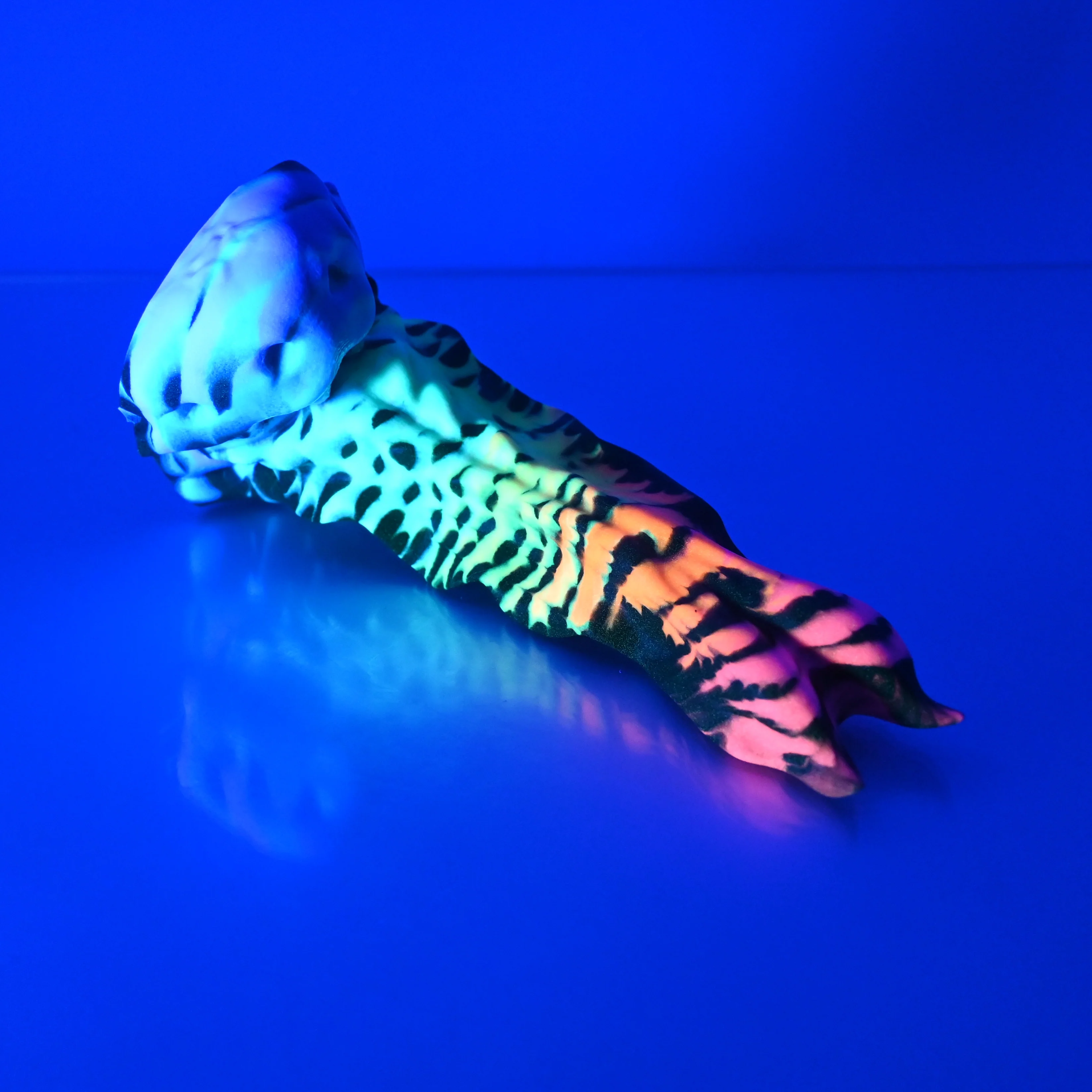 V1SCT32 Snark's Maw Mini 0030 UV GITD - Image 3