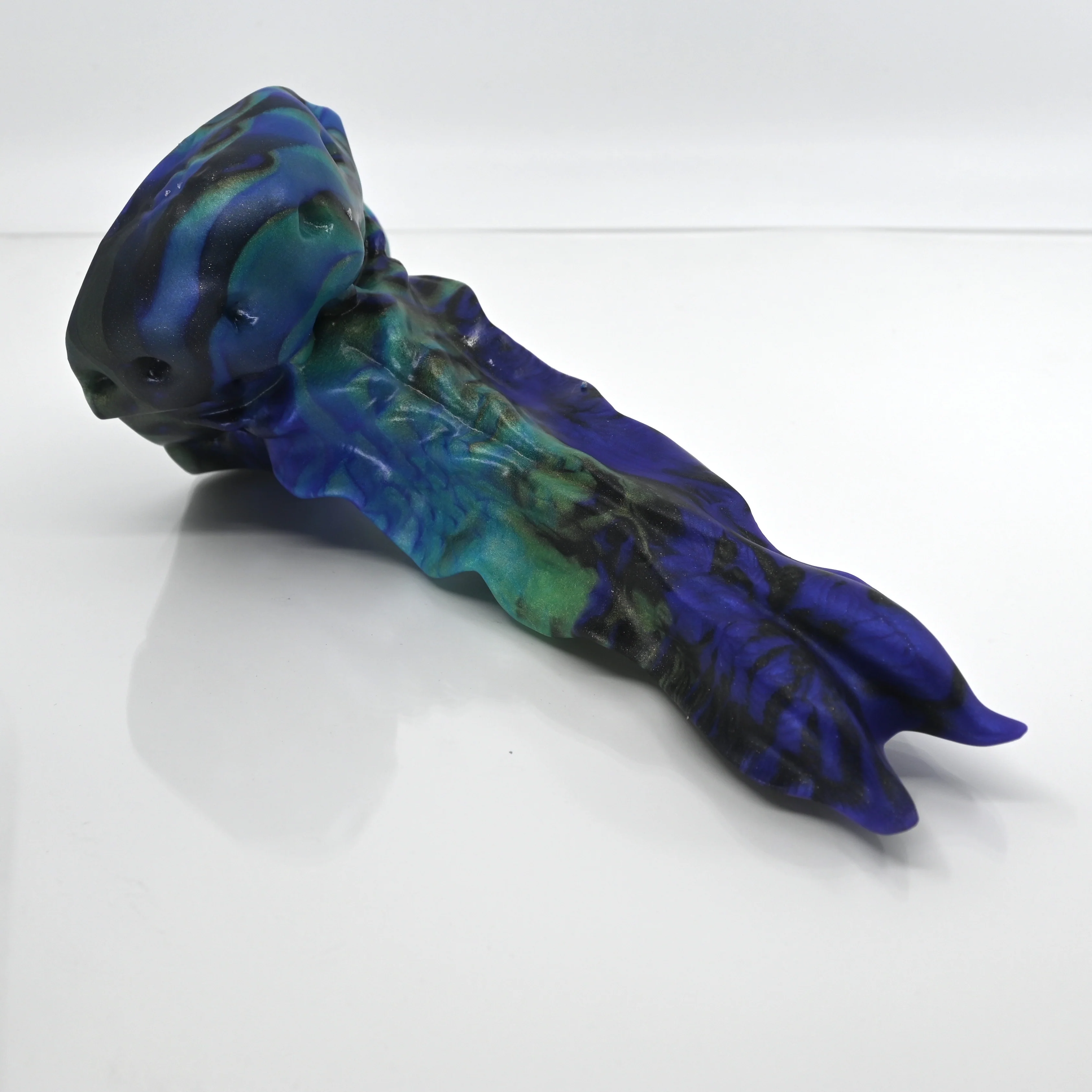 V2MCJ92 Snark's Maw Small 0050 UV GITD