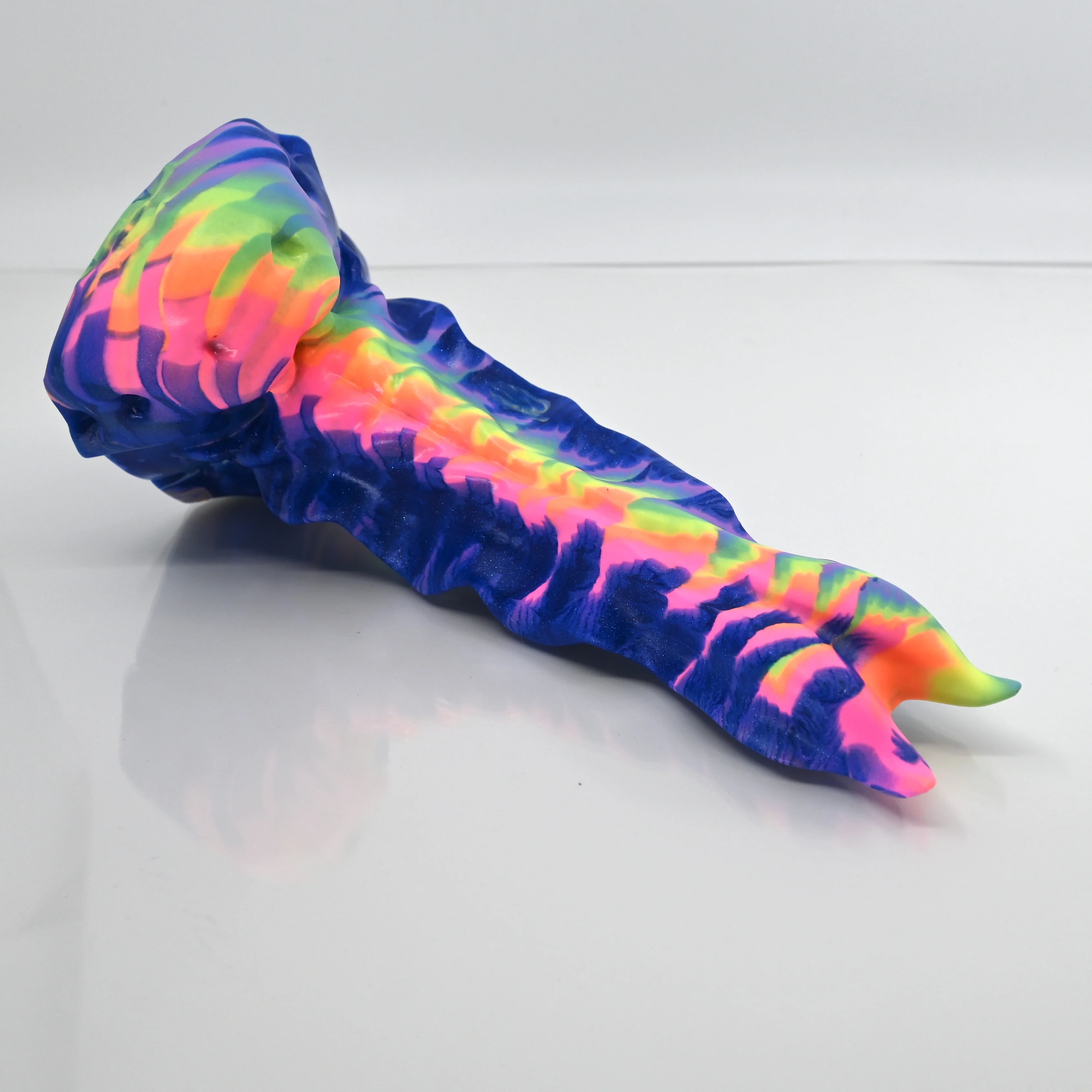 V2SCJ95 Snark's Maw Small 0030 UV GITD