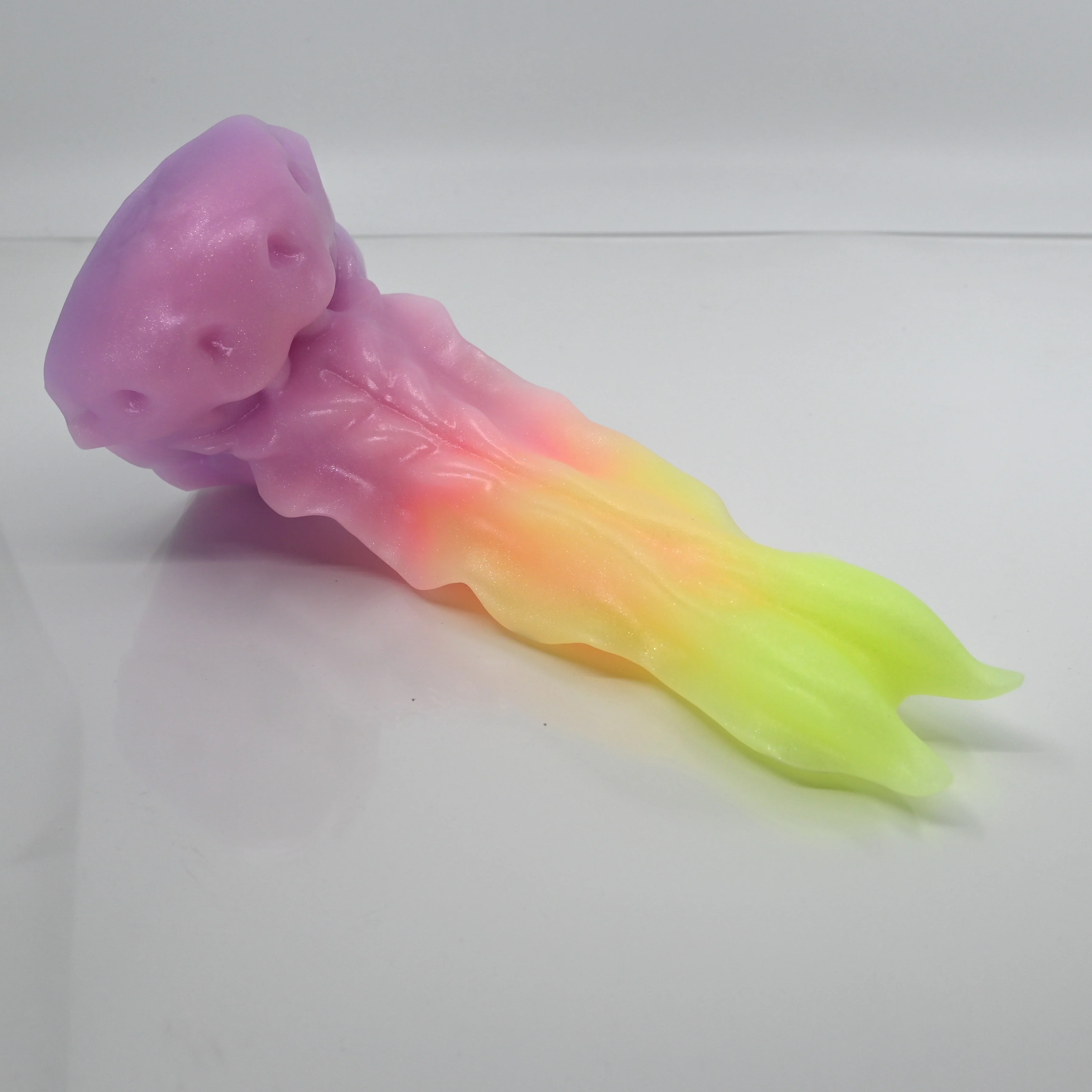 V2MCJ94 Snark's Maw Small 0050 UV GITD