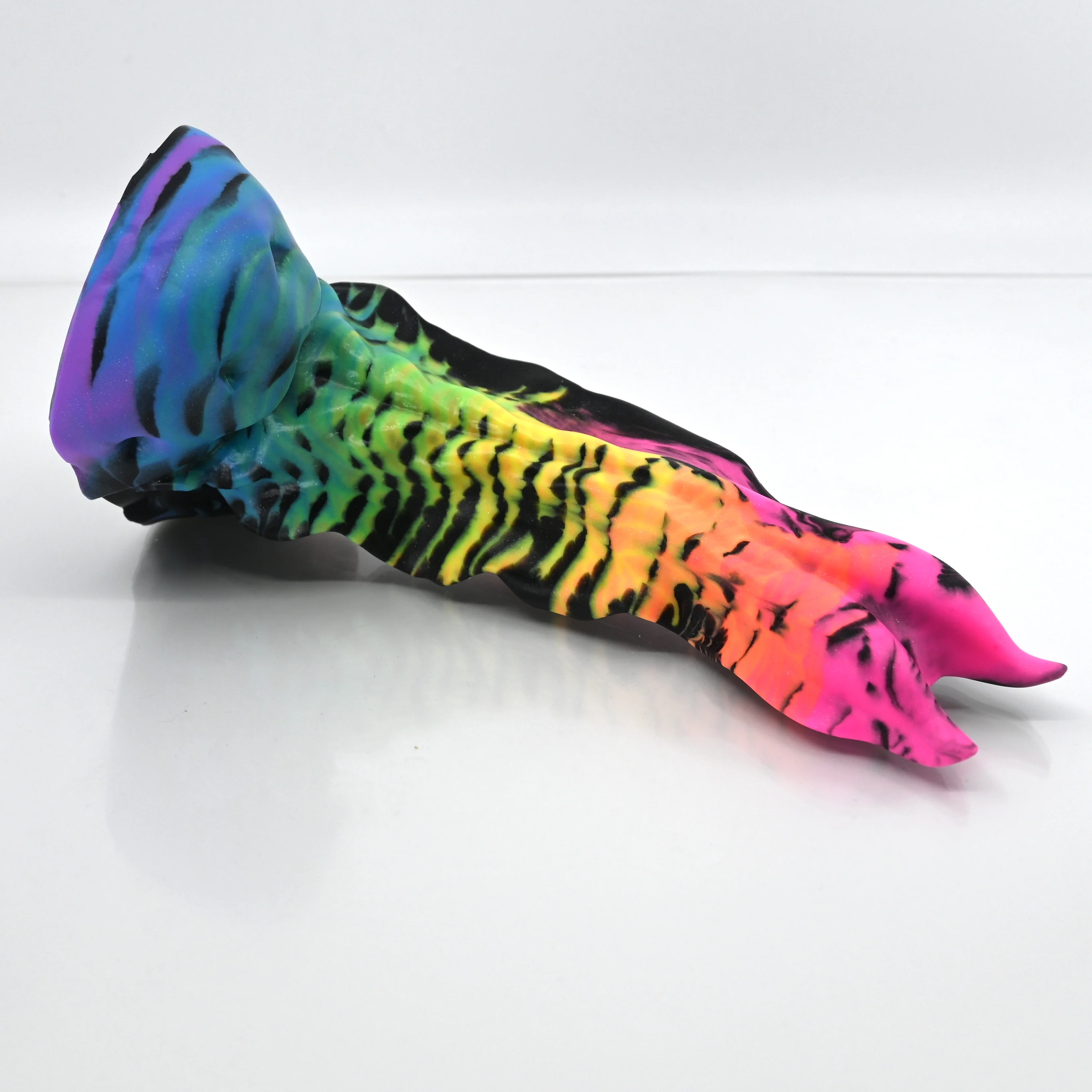 V2SCM96 Snark's Maw Small 0030 UV GITD