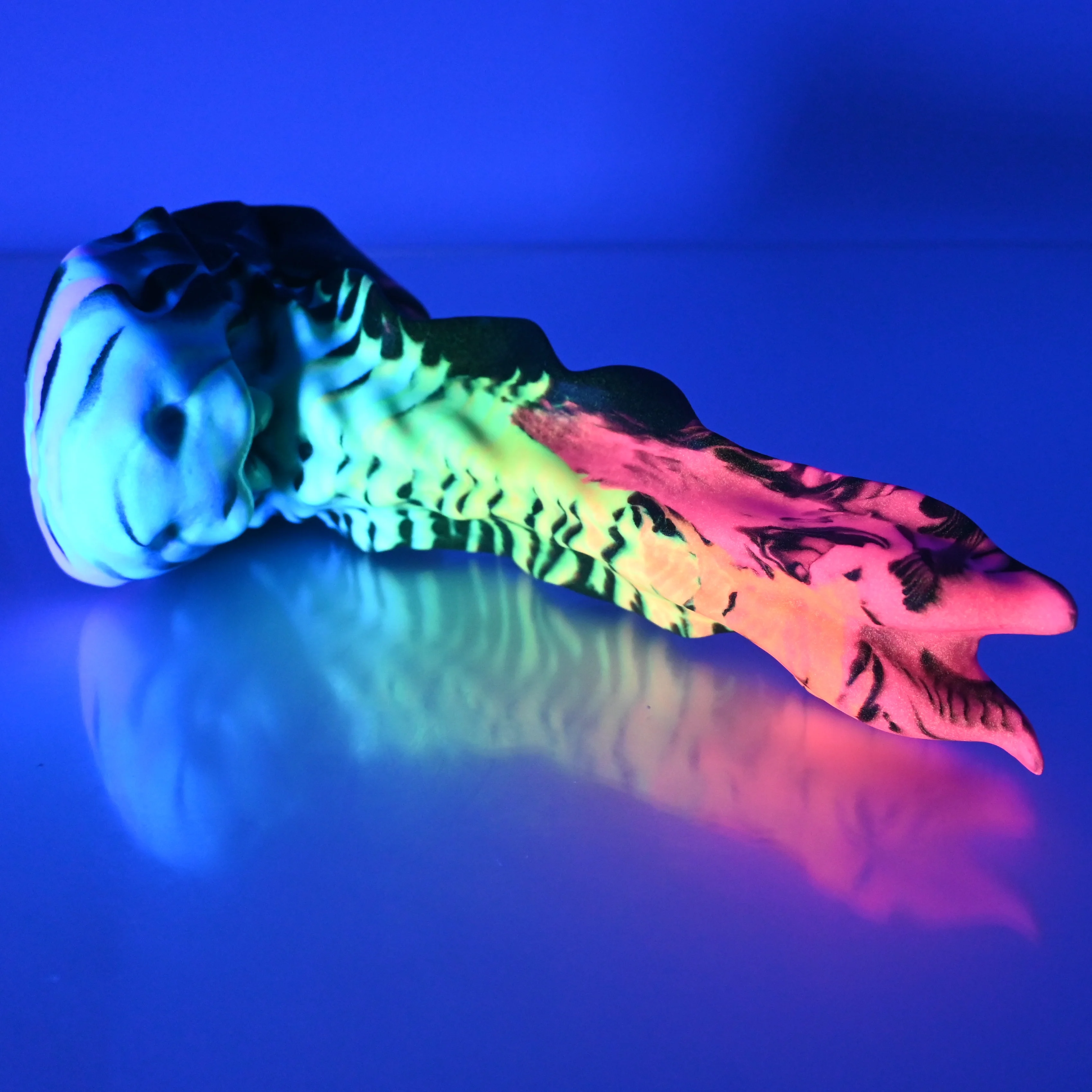 V2SCM96 Snark's Maw Small 0030 UV GITD - Image 3