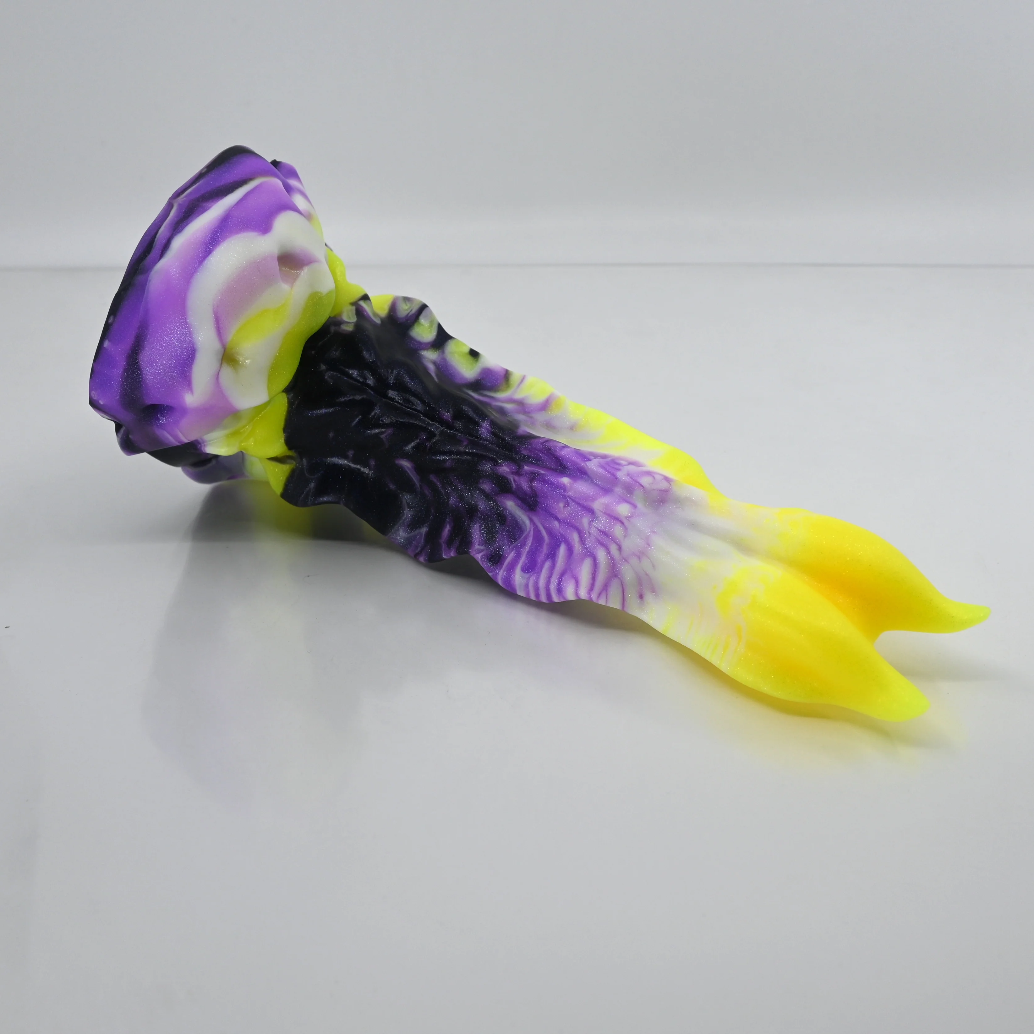 V2MCR88 Snark's Maw Small 0050 UV GITD