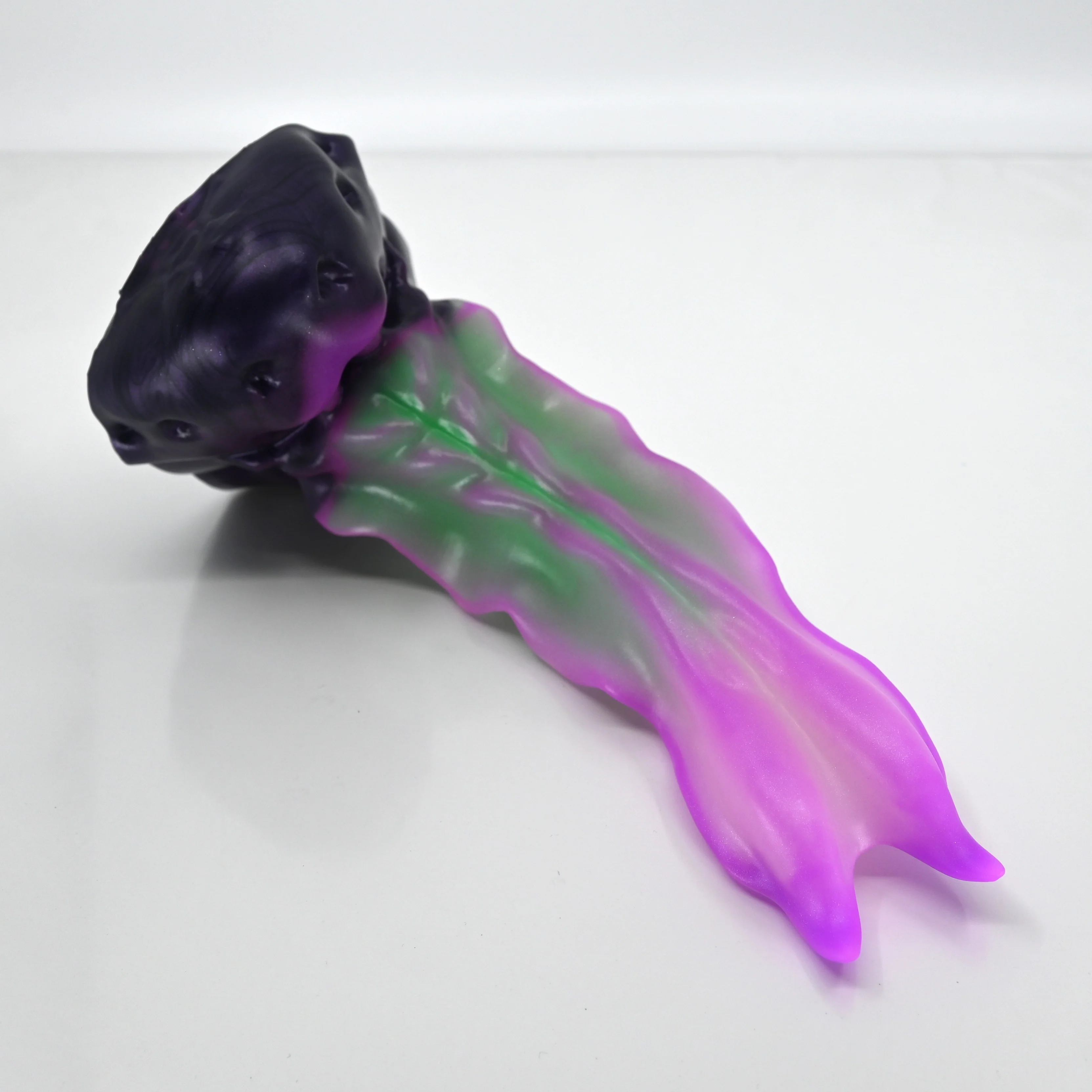 V2SBS79 Snark's Maw Small 0030 UV GITD
