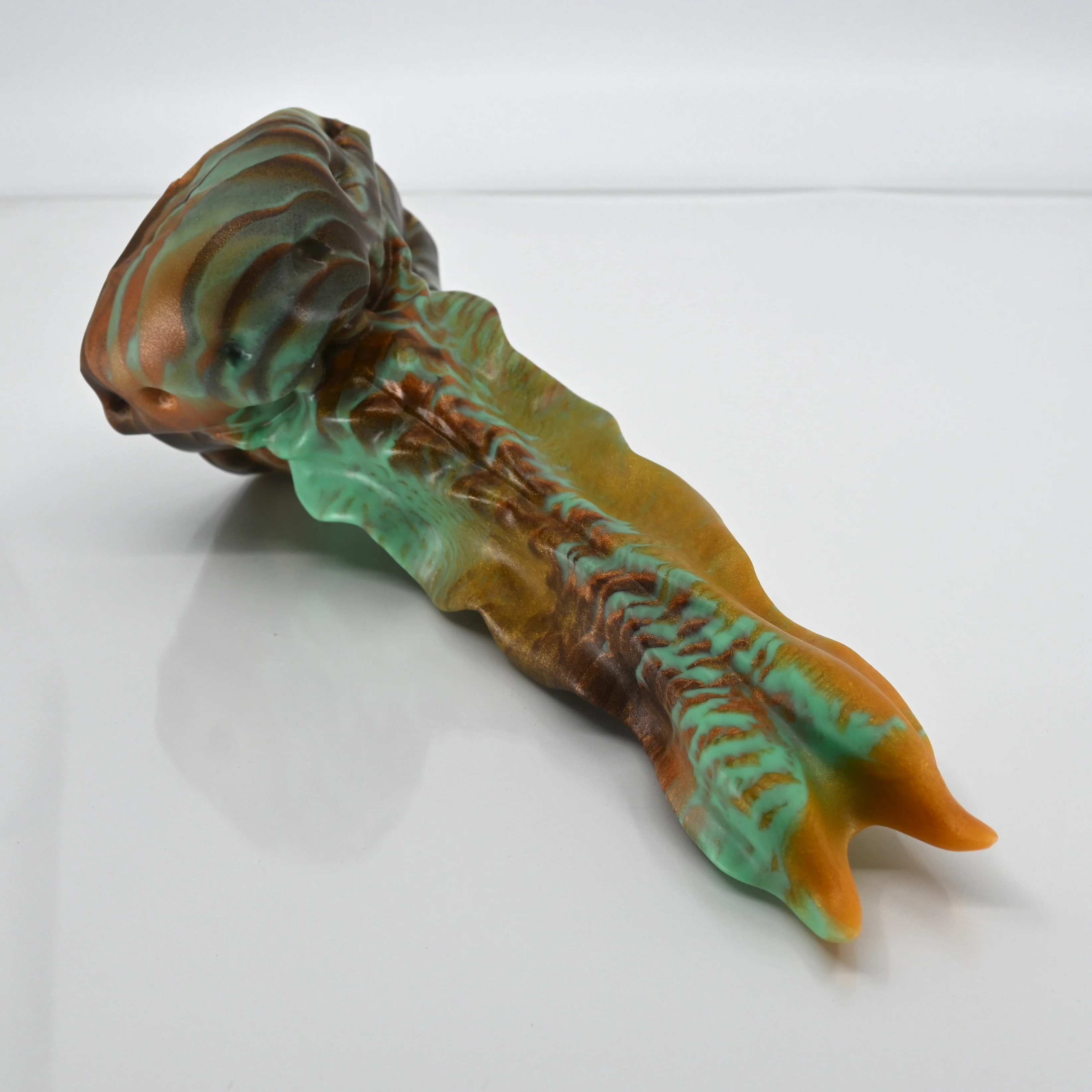 V2MBT92 Snark's Maw Small 0050 UV GITD