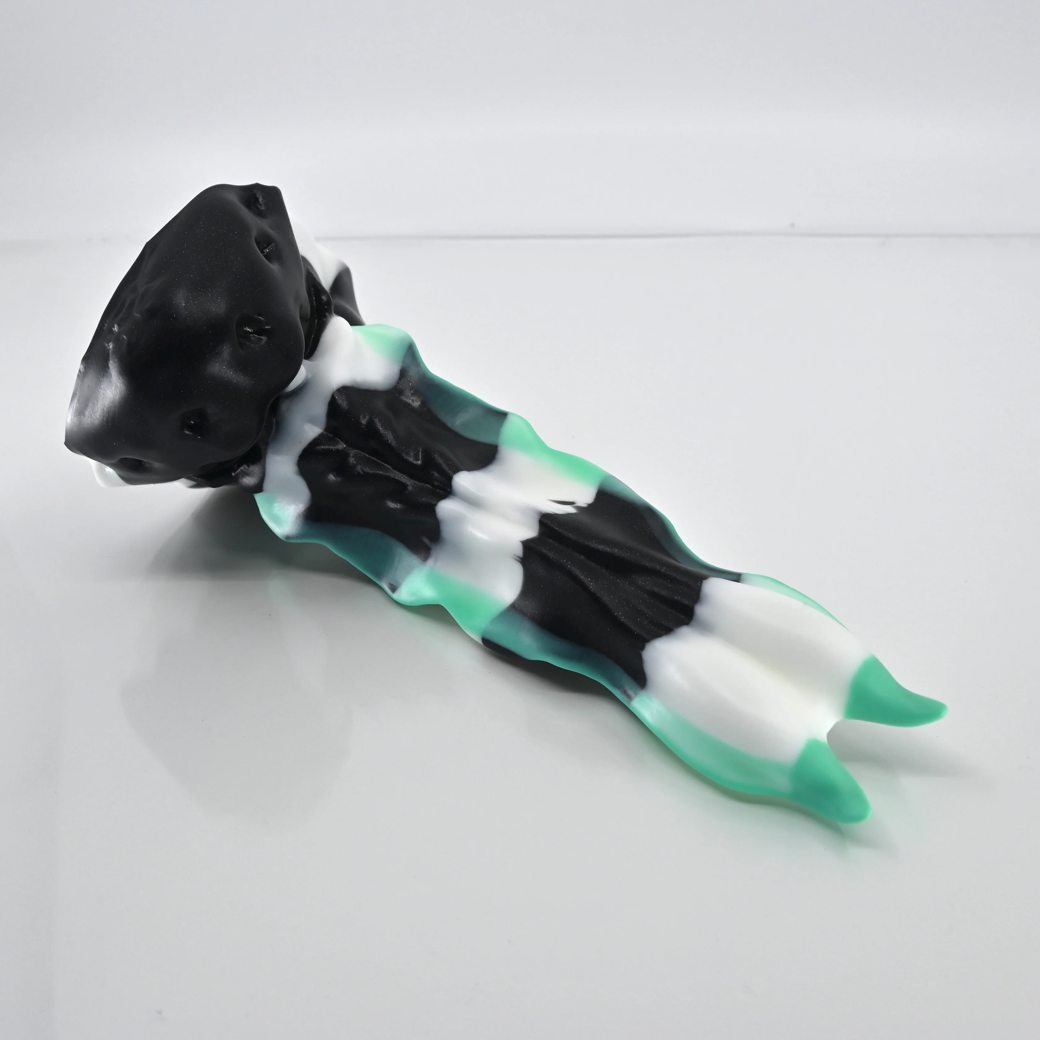 V2MBV32 Snark's Maw Small 0050 UV GITD