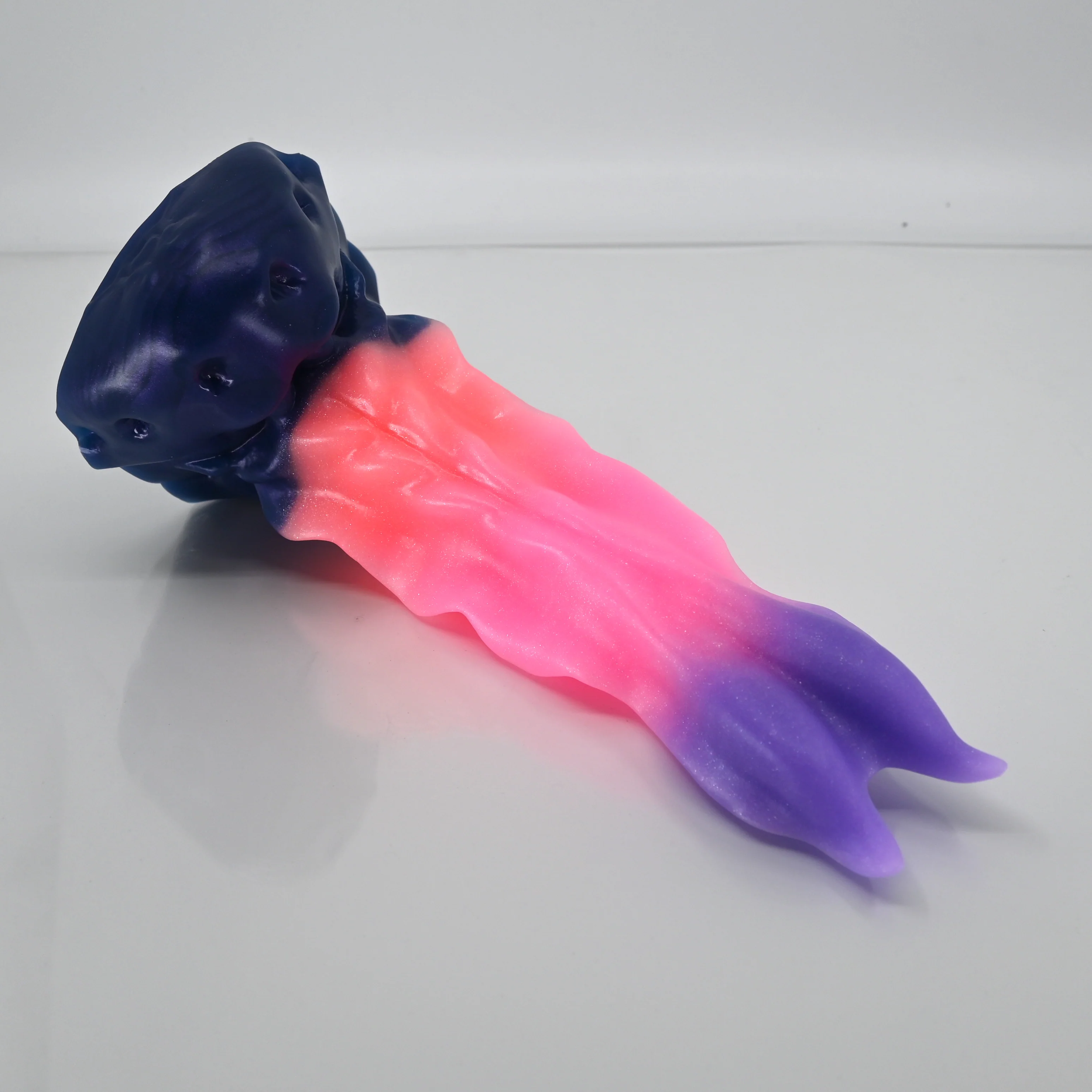 V2SCE43 Snark's Maw Small 0030 UV GITD